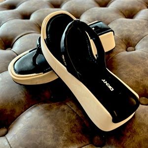 DKNY PUFFY THONG WEDGES SIZE 10